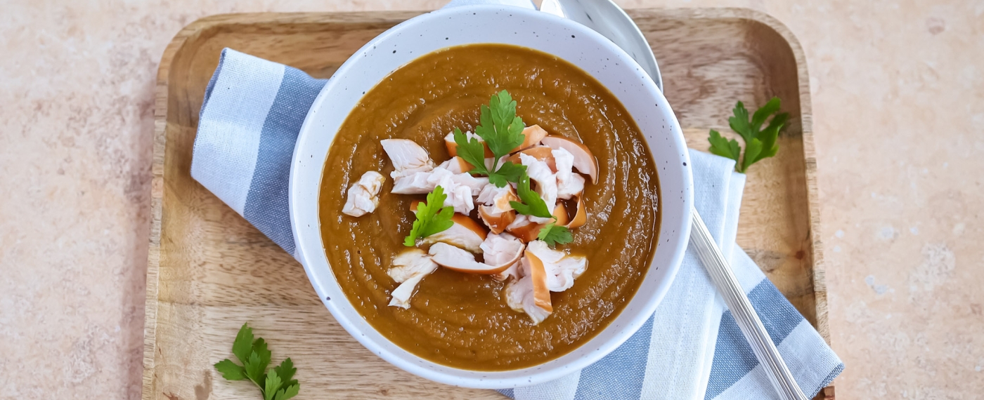 Auberginepaprikasoep met gerookte kip